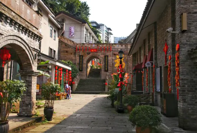 山城的文艺角落：书店与校园示意图
