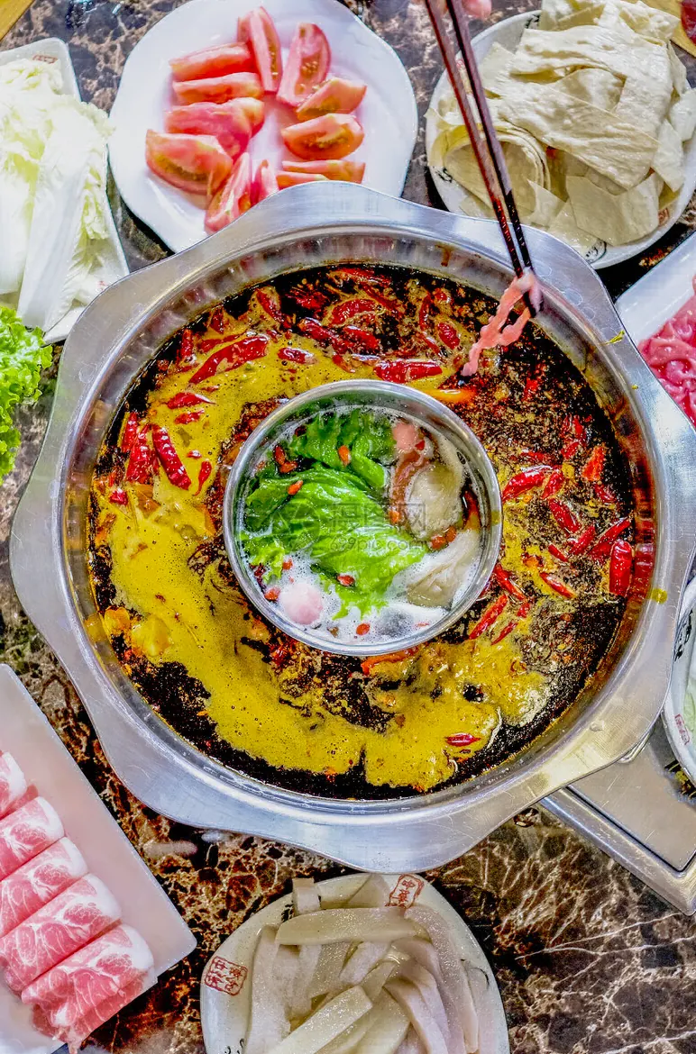辣子鸡与泉水鸡：一只鸡两种吃法示意图