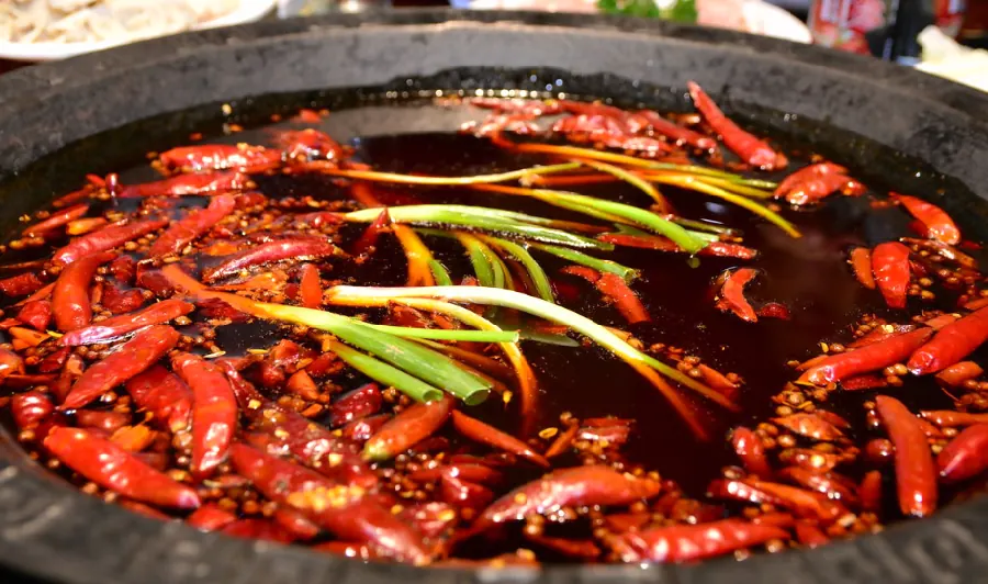 毛血旺与水煮鱼：重口江湖菜示意图