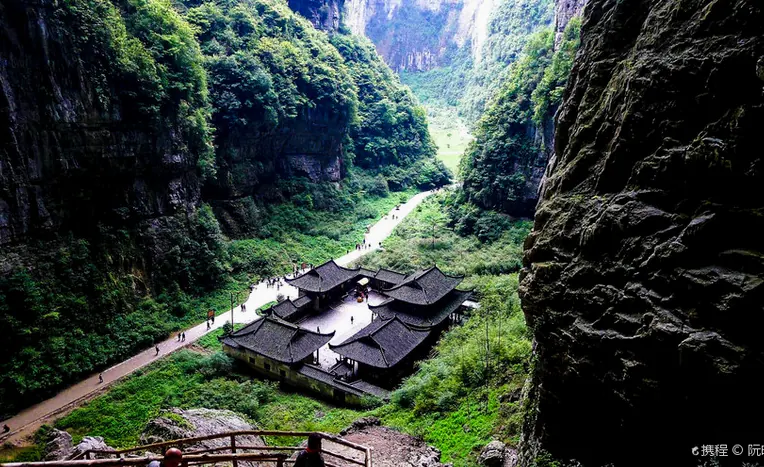 武隆龙水峡地缝：喀斯特奇观示意图